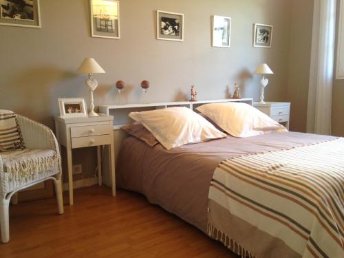 En eller flere senge i et værelse på La maison des Bleuets