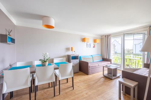 une cuisine et un salon avec une table et des chaises dans l'établissement Le Bécasseau Sanderling, à Courseulles-sur-Mer
