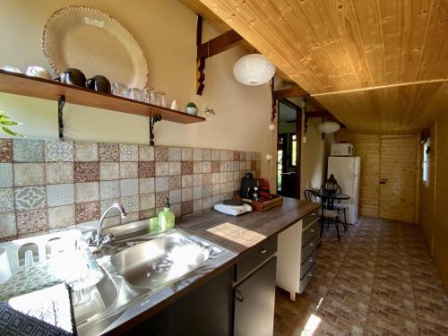 eine Küche mit einer Spüle und einer Arbeitsplatte in der Unterkunft Privát Bungaló 5 perc sétára a mólótól in Révfülöp