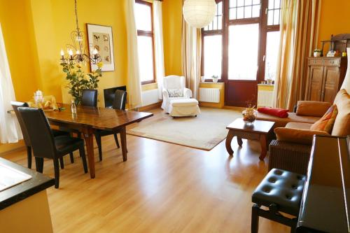una sala de estar con una mesa y un sofá en Villa Medici App_ 02, en Ahlbeck