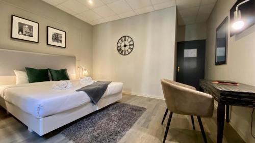 Postel nebo postele na pokoji v ubytování Sliema Marina Hotel