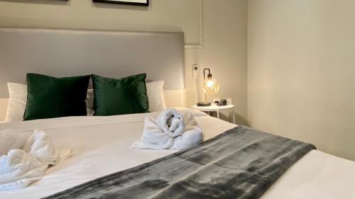 Postel nebo postele na pokoji v ubytování Sliema Marina Hotel