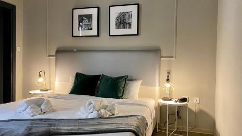 Postel nebo postele na pokoji v ubytování Sliema Marina Hotel