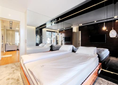 - une grande chambre avec 2 lits et un canapé dans l'établissement Imperial Apartments - Aquarius VI, à Sopot