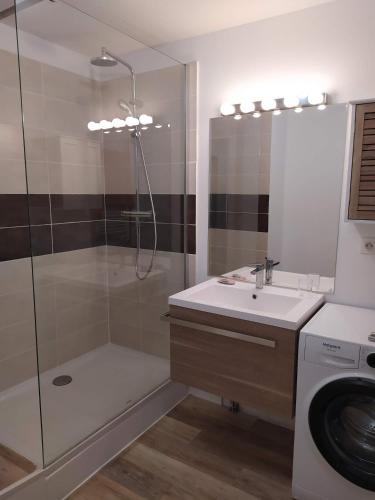 une salle de bain avec une douche, un lavabo et des toilettes dans l'établissement Au levant de Marie, à Gaillac