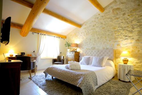um quarto com uma cama e uma televisão num quarto em Maison CHENET - Les Chambres Entre Vigne et Garrigue - Teritoria em Pujaut