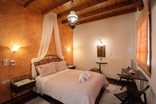 1 dormitorio con 1 cama grande con colcha blanca en Xenonas Orizontes, en Dhimitsana