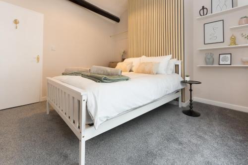 ein Schlafzimmer mit einem weißen Bett in einem Zimmer in der Unterkunft Bridge Hideaway in Llangollen