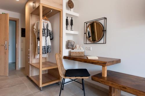 a dressing room with a desk and a mirror at Del Mare Suites in Glífa