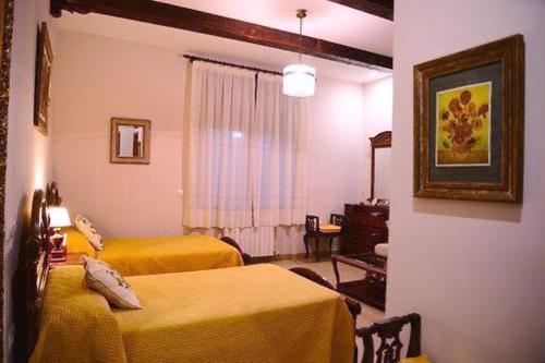 um quarto de hotel com duas camas e uma janela em 4 bedrooms villa with private pool enclosed garden and wifi at Fernan Caballero em Fernancaballero