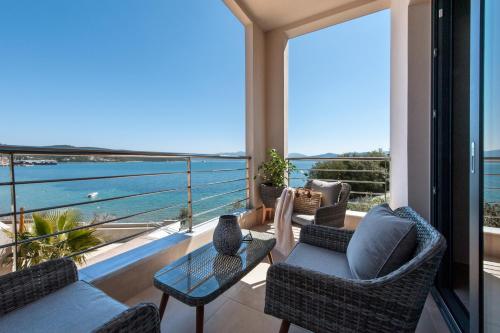 a balcony with chairs and a view of the ocean at Del Mare Suites in Glífa