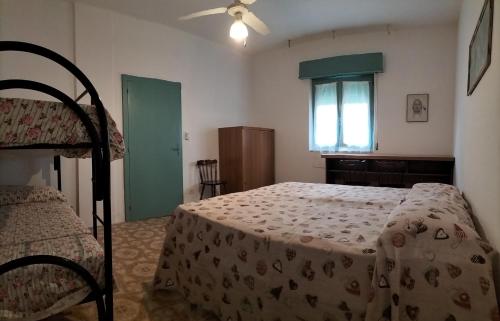 1 dormitorio con 1 cama y 1 litera en Casa Vacanze Else, en Lazzaro