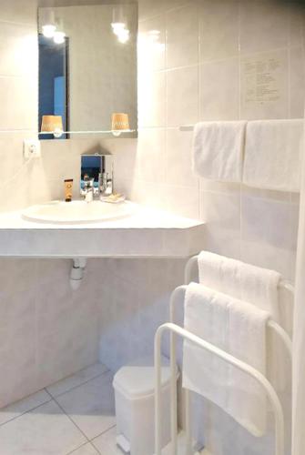 une salle de bain blanche avec un lavabo et des toilettes dans l'établissement HOTEL DU MIDI, à Beaufort-sur-Gervanne