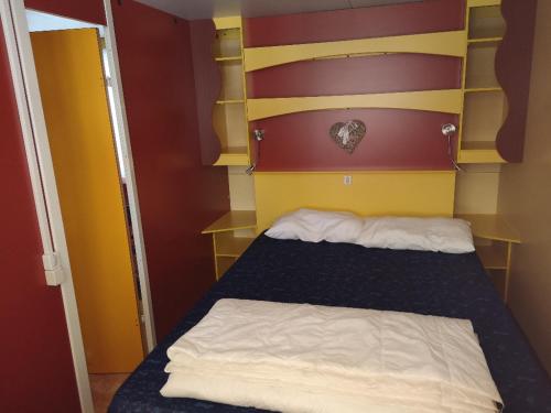 - une petite chambre avec un lit dans l'établissement Chalet in Toskana Viareggio Italie nabij Zee, Strand, Airconditioning, Zwembad, Wifi, à Viareggio