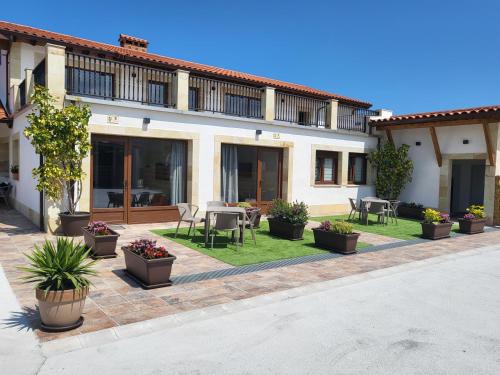 una casa con sillas y mesas en un patio en Pura Agro Vida en Galizano