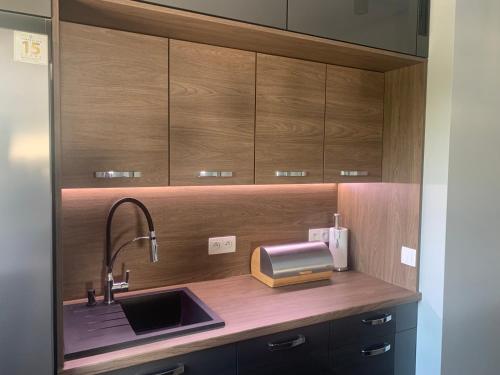 Kuchyňa alebo kuchynka v ubytovaní Klimatyzowany apartament z miejscem garażowym
