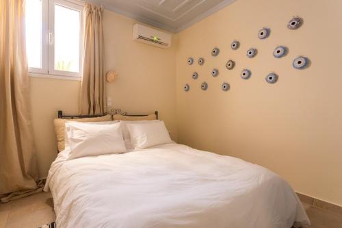 a bedroom with a bed with blue plates on the wall at Flash House in Spetses