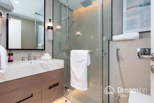  Dream Inn Apartments - Address Beach Residence Fujairah -  Room  picture :   Tea/Coffee maker    Shower    Bath                           