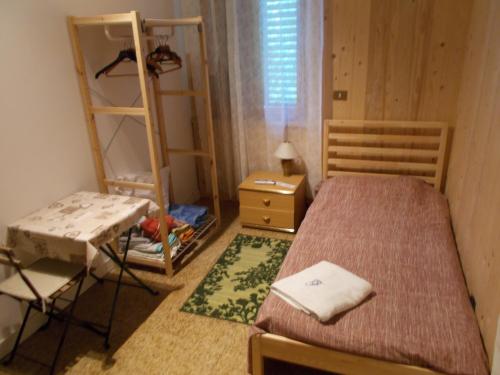 Habitación pequeña con cama y escalera en Pigreco en Coltano