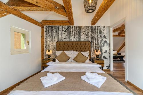 um quarto com uma cama grande com duas toalhas em Historical GuestHouse em Brasov