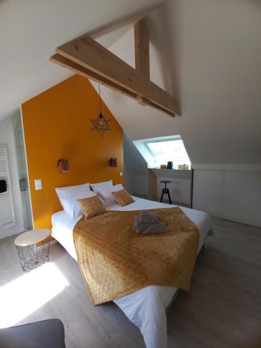 - une grande chambre avec 2 lits et une fenêtre dans l'établissement Chambre d'hôtel tout confort au Pays des Abers, à Plouguerneau