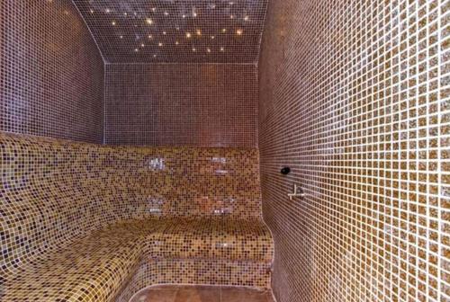 Ванная комната в 500м. от лифта Сладък дом в Белведере СПА комплекс