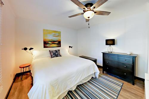 Schlafzimmer mit einem weißen Bett und einem Deckenventilator in der Unterkunft Manzanita Holiday 2 in South Lake Tahoe