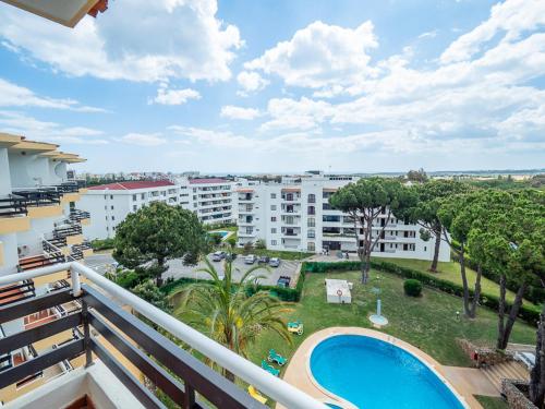 uma vista a partir de uma varanda de um apartamento com uma piscina em Apartamentos Mar-Bel Sol em Vilamoura