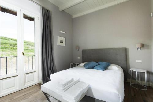 Una cama o camas en una habitación de Dimora San Carlo