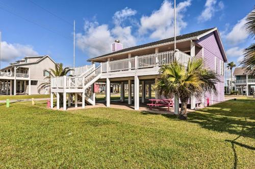 Φωτογραφία από το άλμπουμ του Walk to Ocean Coastal Home in Crystal Beach! σε Crystal Beach