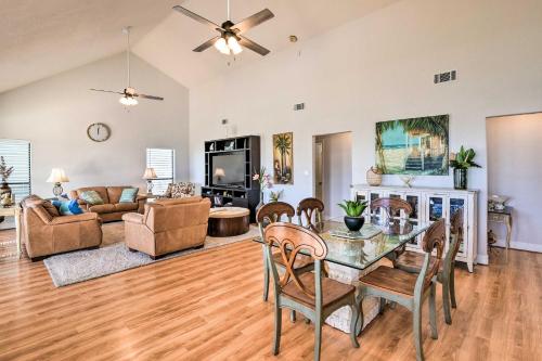 Φωτογραφία από το άλμπουμ του Walk to Ocean Coastal Home in Crystal Beach! σε Crystal Beach