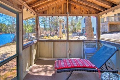 Μπαλκόνι ή βεράντα στο Lakefront Retreat with Kayaks, Grill, Fire Pit!