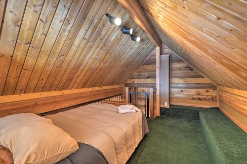 En eller flere senger på et rom på Lodge with Indoor Pool, Along Devils Lake Park