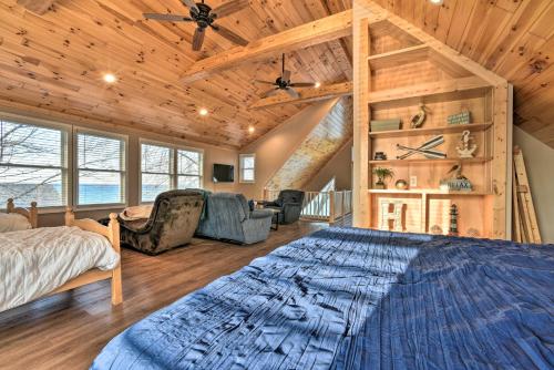 ein Schlafzimmer mit einem großen Bett in einem Zimmer mit Holzdecken in der Unterkunft Lakefront Lexington Escape Steps to Beach! in Lexington