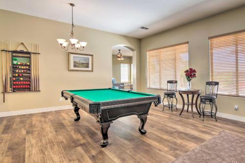 Biliár nebo kulečník v ubytování Pool Table, Yard and Grill Luxe Queen Creek Escape