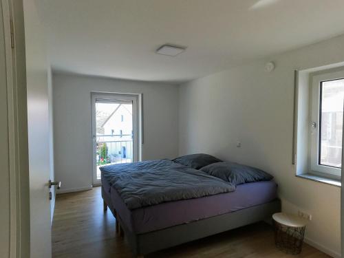 una camera con un letto in una stanza con una finestra di großzügiges, helles und modernes Hiloa-Apartment a Hochdorf
