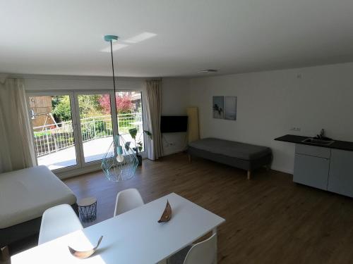 un soggiorno con divano e tavolo di großzügiges, helles und modernes Hiloa-Apartment a Hochdorf