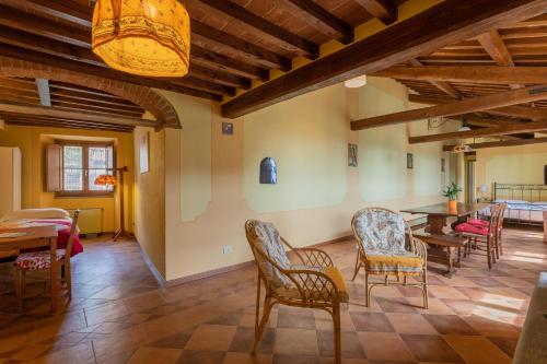 sala de estar con sillas y mesa en una habitación en Residence Le Santucce, en Castiglion Fiorentino