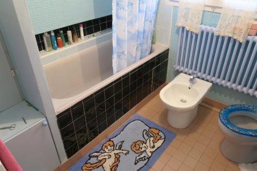 une salle de bain avec toilettes, baignoire et lavabo dans l'établissement Chambre du Petit Prince, à Chaville