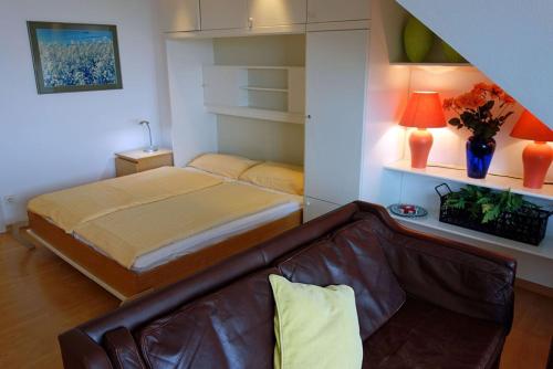 una camera con letto e divano in pelle di Residenz 24 a Duhnen