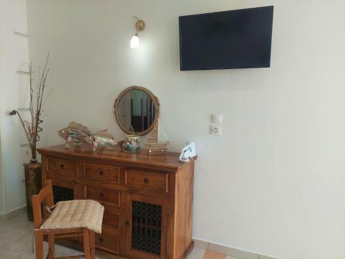 Televízia a/alebo spoločenská miestnosť v ubytovaní Apollonio Suites & Rooms Faliraki Rhodes