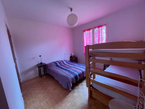 une chambre avec un lit superposé et une échelle dans l'établissement Villa MarieAnne, à Mimizan