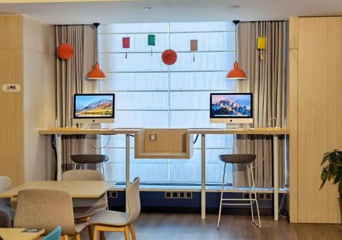 a room with two tables and chairs and a large window at Holiday Inn Express Zhoushan Dinghai by IHG in Zhoushan