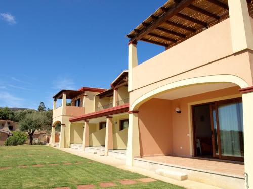 a house with a lawn in front of it at LE DOMUS DE CHIA_Tipo A in Chia
