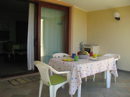 a dining room table with a table cloth and chairs at LE DOMUS DE CHIA_Tipo A in Chia