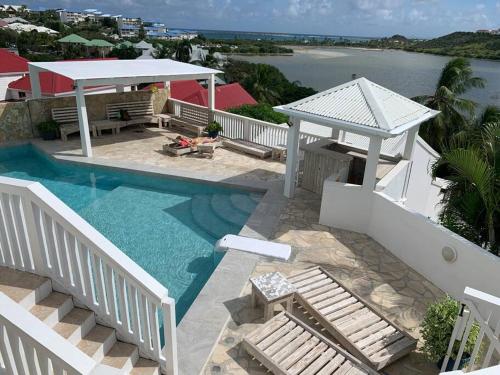 Vue sur la piscine de l'établissement Appart adorable proche de la baie orientale, Idolem résidence unité 2 - 57 Rue du Mont Vernon 1 ou sur une piscine à proximité