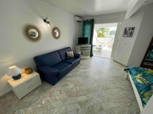 Televisyen dan/atau pusat hiburan di Appart adorable proche de la baie orientale, Idolem résidence unité 2 - 57 Rue du Mont Vernon 1