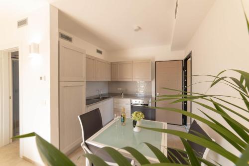 a kitchen with a glass table in a room at Casa vacanze Le Querce in Castiglione della Pescaia