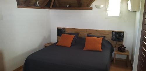 Een bed of bedden in een kamer bij VILLA TOCADE