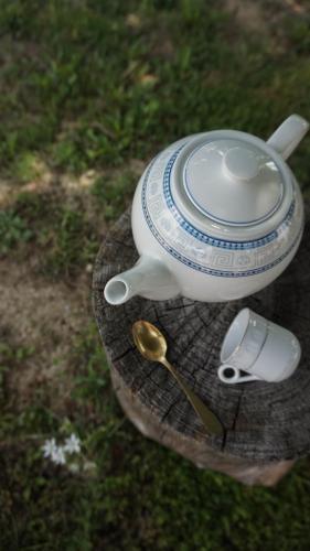 a tea pot and spoons on a table at B&B La Buonora in Sinio